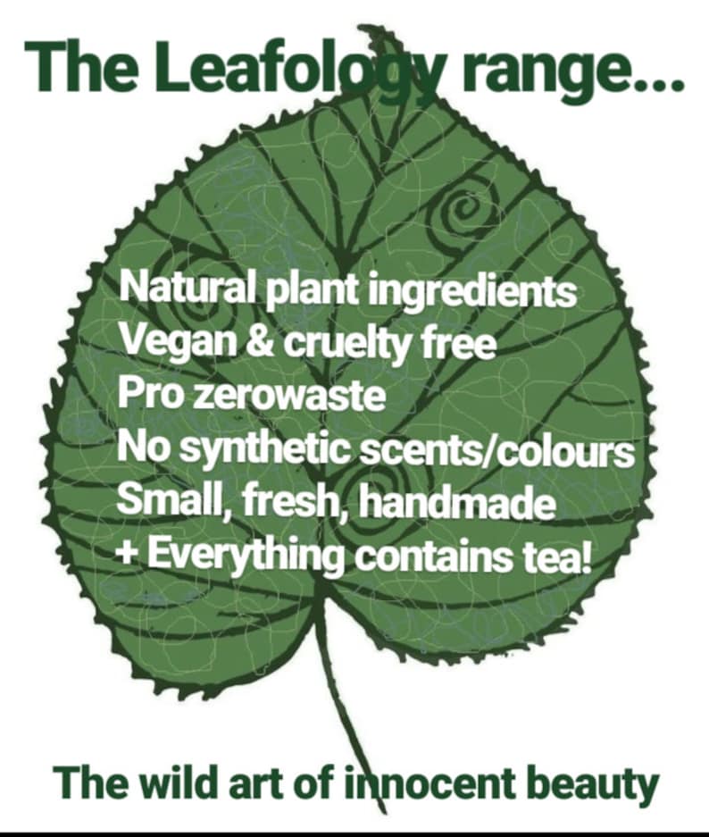 Puede incluir: Una hoja verde con el texto "The Leafology range..." en la parte superior y una lista de caracter&iacute;sticas del producto debajo: "Natural plant ingredients", "Vegan & cruelty free", "Pro zerowaste", "No synthetic scents/colours", "Small, fresh, handmade", "+ Everything contains tea!" y "The wild art of innocent beauty" en la parte inferior.