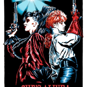 Könnte beinhalten: Zwei Frauen in einer dramatischen Pose, eine in einem roten Kleid und die andere in einem weißen Hemd, beide halten Pistolen. Der Text "SHE'S ALIVE!" ist darunter gedruckt.