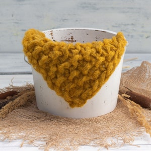 Chunky and delicate blanket for newborn photography in mustard