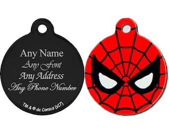 Pode incluir: Uma etiqueta de identificação redonda para animais de estimação em preto e vermelho com um design do Homem-Aranha. A etiqueta tem um lado preto com texto branco que diz "Any Name", "Any Font", "Any Address", "Any Phone Number" e "TM & © dc Comics (s17)".