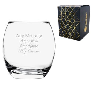 Może przedstawiać: Przezroczysty szklany tumbler z zaokrąglonym dnem i szeroką krawędzią. Szklanka jest grawerowana tekstem "Any Message", "Any Font", "Any Name" i "Any Occasion". Szklanka stoi na białym tle.
