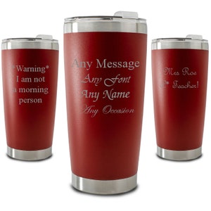 Op de afbeelding: Drie rode roestvrijstalen bekers met verschillende gegraveerde berichten. De beker links zegt "Warning* I am not a morning person". De beker in het midden zegt "Any Message Any Font Any Name Any Occasion". De beker rechts zegt "Mrs Roe * Teacher!".