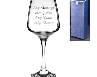 Può includere: Un bicchiere da vino in vetro trasparente con un gambo lungo e una ciotola larga. Il bicchiere è inciso con il testo "Any Message Any Font Any Name Any Occasion". Il bicchiere è confezionato in una scatola blu.