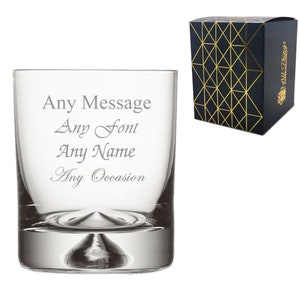 Könnte beinhalten: Ein klares Whiskyglas mit abgerundetem Boden. Das Glas ist mit dem Text "Any Message", "Any Font", "Any Name" und "Any Occasion" graviert.