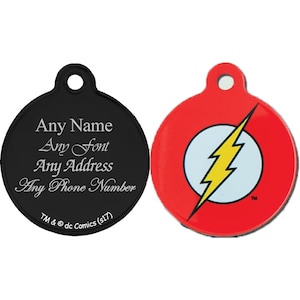 Peut inclure: Une médaille ronde pour chien noire et rouge avec un symbole d'éclair blanc et le texte "TM & © dc Comics (s17)".