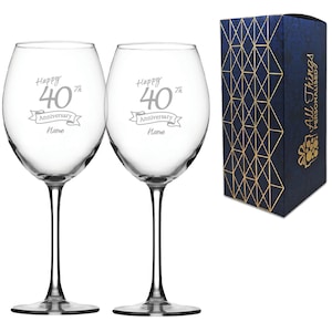 Pode incluir: Duas taças de vinho de vidro transparente com texto gravado que diz "Happy 40th Anniversary Name". As taças estão em uma caixa de presente azul e dourada.