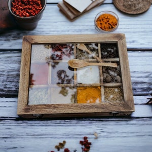 Houten kruidendoosje / masala dabba met glazen blad