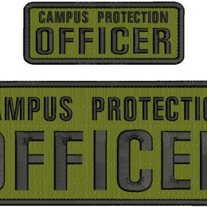Peut inclure: Deux écussons brodés avec le texte "CAMPUS PROTECTION OFFICER". Les écussons sont rectangulaires avec des coins arrondis. Le texte est noir sur un fond vert olive. Un écusson est plus petit que l'autre.