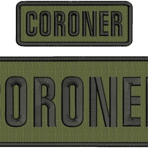 Peut inclure: Deux patchs brodés vert et noir avec le mot "CORONER" en lettres noires.