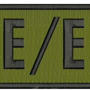 Op de afbeelding: Een groene rechthoekige patch met zwarte geborduurde tekst die "FIRE/EMS" luidt.