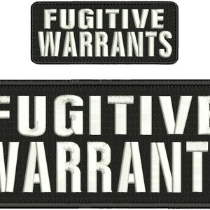 Peut inclure: Deux patchs rectangulaires noirs avec du texte blanc qui dit "Fugitive Warrants". Le patch du haut est plus petit que le patch du bas.