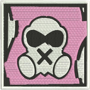 Puede incluir: Un parche bordado blanco con fondo rosa. El parche presenta una calavera blanca con una X negra sobre la boca, ojos negros y una máscara de gas blanca.