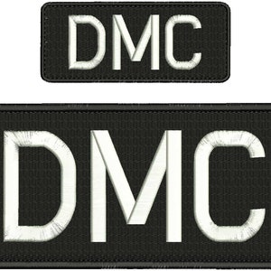 Puede incluir: Dos parches rectangulares negros con letras bordadas blancas que deletrean "DMC".