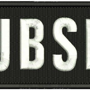 Puede incluir: Un parche negro con texto bordado en blanco que dice "PUBSEC".