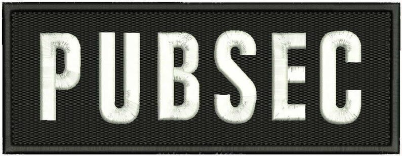 Pode incluir: Um remendo preto com texto branco bordado que diz "PUBSEC".