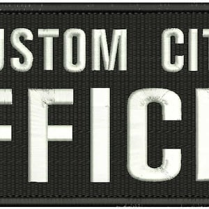 Op de afbeelding: Zwart-witte geborduurde patch met de tekst "CUSTOM CITY" en "OFFICER" in wit.