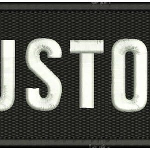 Può includere: Toppa rettangolare nera con testo ricamato bianco che dice "CUSTOM".
