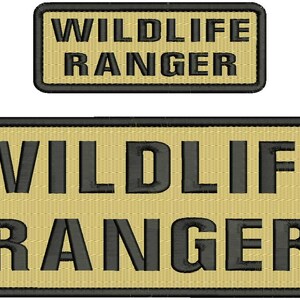 Puede incluir: Dos parches bordados con las palabras "WILDLIFE RANGER". El parche más grande es rectangular con esquinas redondeadas, con texto negro sobre fondo beige y borde negro. Una versión más pequeña está encima.