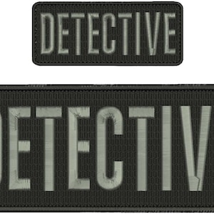 Puede incluir: Dos parches bordados negros con la palabra "DETECTIVE" en letras blancas. Los parches son rectangulares y tienen un borde cosido.
