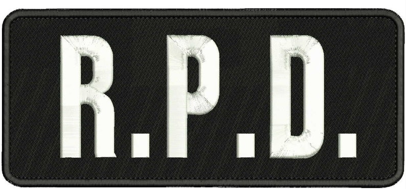 Op de afbeelding: Zwarte patch met witte geborduurde letters die "R.P.D." spellen