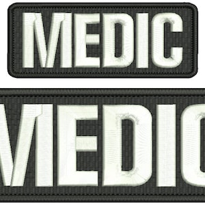 Peut inclure: Deux patchs noirs avec du texte blanc qui dit "MEDIC".