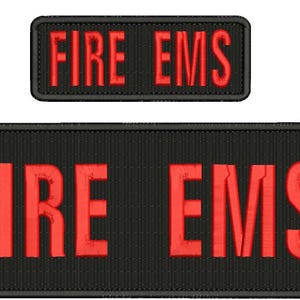 Op de afbeelding: Twee zwarte rechthoekige patches met rode geborduurde tekst. De bovenste patch heeft de tekst "FIRE EMS". De onderste patch heeft de tekst "FIRE EMS" in een groter lettertype.