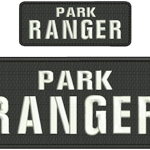Peut inclure: Deux patchs brodés noir et blanc avec le texte "PARK RANGER" en lettres blanches. Le patch du haut est plus petit et le patch du bas est plus grand.