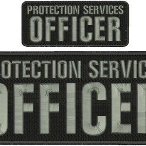 Puede incluir: Dos parches negros con texto blanco. El parche superior dice "Protection Services Officer". El parche inferior dice "Protection Services Officer".