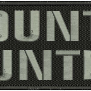 以下が含まれることがあります： 白地にグレーの縁取りで「BOUNTY HUNTER」と書いてある黒いパッチ