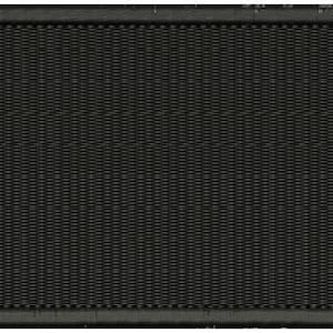 Puede incluir: Un parche rectangular negro con una superficie texturizada y un borde cosido.