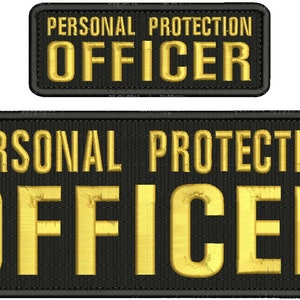 Puede incluir: Dos parches bordados negros con letras doradas. El parche superior dice "PERSONAL PROTECTION OFFICER". El parche inferior es más grande y dice "PERSONAL PROTECTION OFFICER".