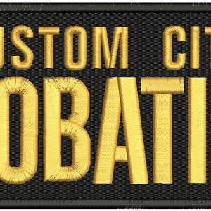 Puede incluir: Parche bordado negro con letras doradas que dicen "CUSTOM CITY" y "PROBATION".