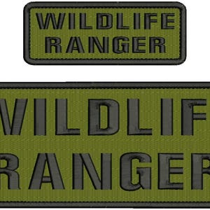 Könnte beinhalten: Zwei gestickte Aufnäher. Der größere Aufnäher ist rechteckig mit abgerundeten Ecken und den Worten "WILDLIFE RANGER" in schwarzen Blockbuchstaben auf olivgrünem Hintergrund. Ein kleinerer passender Aufnäher befindet sich darüber.