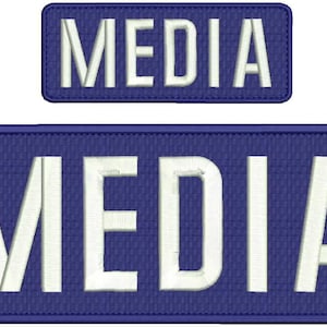 Peut inclure: Deux patchs brodés avec le mot "MEDIA" en lettres blanches sur un fond bleu. Le patch du haut est plus petit et le patch du bas est plus grand.
