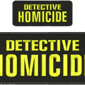 Puede incluir: Dos parches bordados negros con texto amarillo. El parche más grande dice "DETECTIVE HOMICIDE". El parche más pequeño dice "DETECTIVE HOMICIDE".