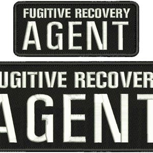 Może przedstawiać: Dwa czarne łatki z tkaniny z białym tekstem. Górna łatka zawiera napis "Fugitive Recovery Agent". Dolna łatka zawiera napis "Fugitive Recovery Agent" większą czcionką.