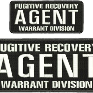 Op de afbeelding: Twee geborduurde patches in zwart en wit met de tekst "Fugitive Recovery Agent Warrant Division". De bovenste patch is kleiner en de onderste patch is groter.