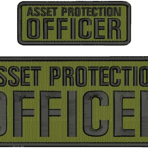 Peut inclure: Deux écussons brodés vert olive avec les mots "ASSET PROTECTION OFFICER" en noir. Le plus grand écusson est rectangulaire avec des coins arrondis. Le plus petit est une version miniature du plus grand.