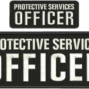Puede incluir: Dos parches negros con texto bordado en blanco. El parche superior dice "PROTECTIVE SERVICES OFFICER". El parche inferior dice "PROTECTIVE SERVICES OFFICER" en texto más grande.