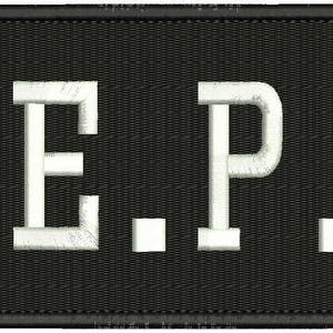 Könnte beinhalten: Schwarzer rechteckiger Patch mit weiß gesticktem Text, der "N.E.P.S." lautet.