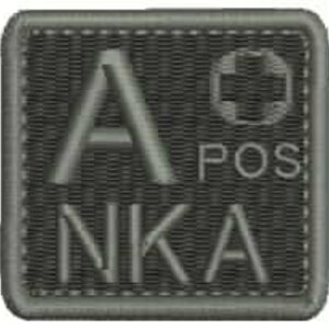 以下が含まれることがあります： 「A POS NKA」という文字と赤い十字のシンボルが刺繍された灰色のパッチ
