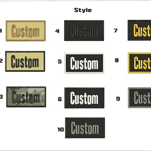 以下が含まれることがあります： 「Custom」という単語がさまざまな色とフォントで書かれた、10種類の刺繍パッチ