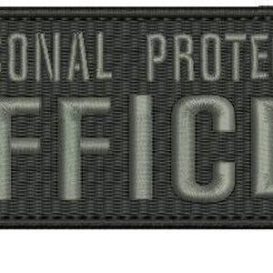 Może przedstawiać: Czarna naszywka haftowana z tekstem "PERSONAL PROTECTION OFFICER" w szarych literach.