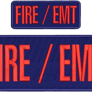 Può includere: Due toppe ricamate con tessuto blu navy e lettere rosse. La toppa superiore recita "FIRE/EMT". La toppa inferiore è più grande e recita "FIRE/EMT".