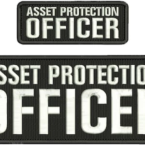Pode incluir: Dois patches retangulares pretos com texto bordado branco. O patch superior é menor e o patch inferior é maior. Ambos os patches dizem "ASSET PROTECTION OFFICER".