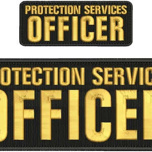 Puede incluir: Dos parches rectangulares negros con texto bordado en oro. El parche superior dice "Protection Services Officer". El parche inferior es más grande y dice "Protection Services Officer".