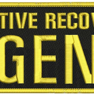 Puede incluir: Parche bordado negro y amarillo con el texto "Fugitive Recovery Agent".