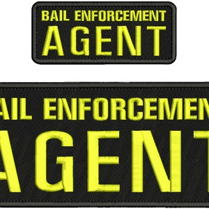 Puede incluir: Dos parches negros bordados con texto amarillo. El parche superior dice "BAIL ENFORCEMENT AGENT". El parche inferior tiene el mismo texto en una fuente más grande. Ambos parches tienen un borde negro.