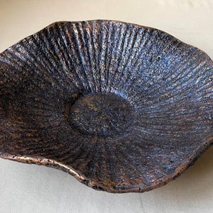 Ciotola decorativa ondulata in cartapesta in tonalità di bronzo. Decorazione per soggiorno in cartapesta riciclata. Regalo di papmache fatto a mano. Regalo di Natale.