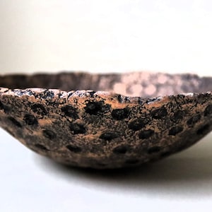 Ciotola in cartapesta bronzo scuro. Piatto decorativo in carta riciclata. Regalo di Natale per un amico.